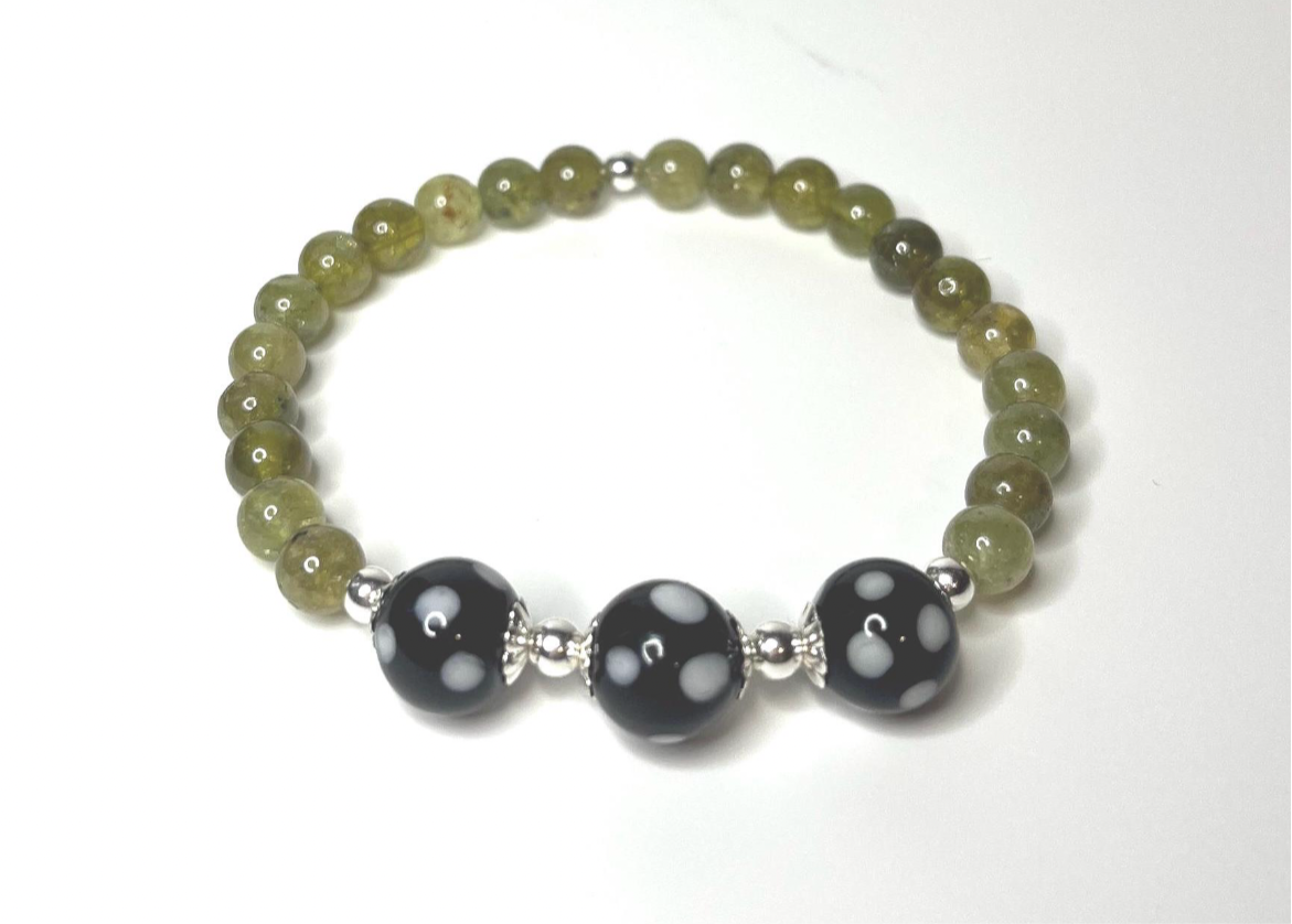 Green Peridot Conta di Ojo Stretch Bracelet
