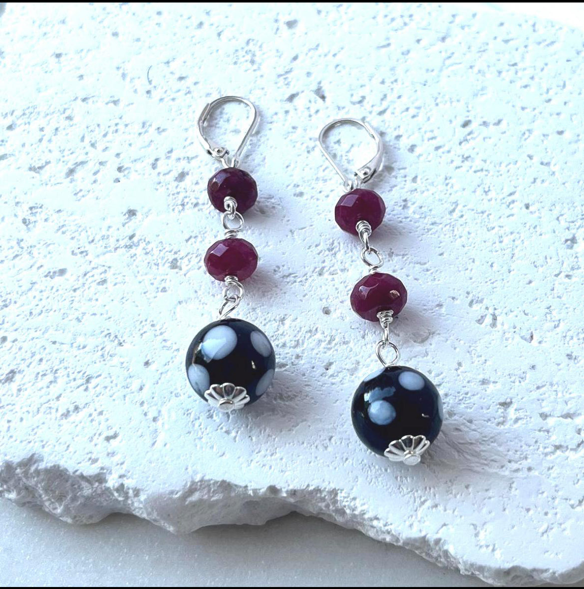 Garnet Conta di Ojo Earrings