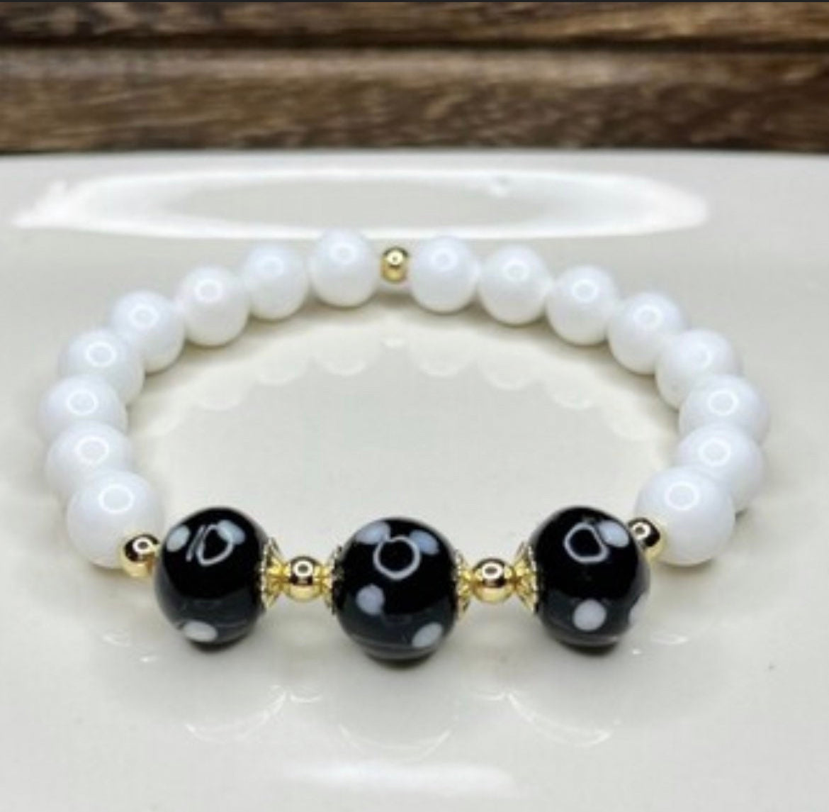 White Tridacna Shell Conta di Ojo Stretch Bracelet