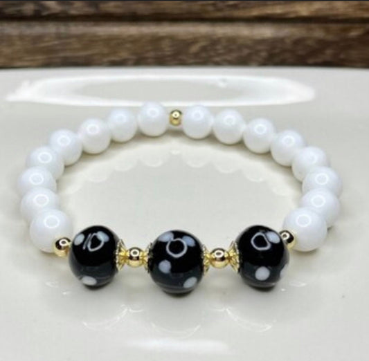 White Tridacna Shell Conta di Ojo Stretch Bracelet