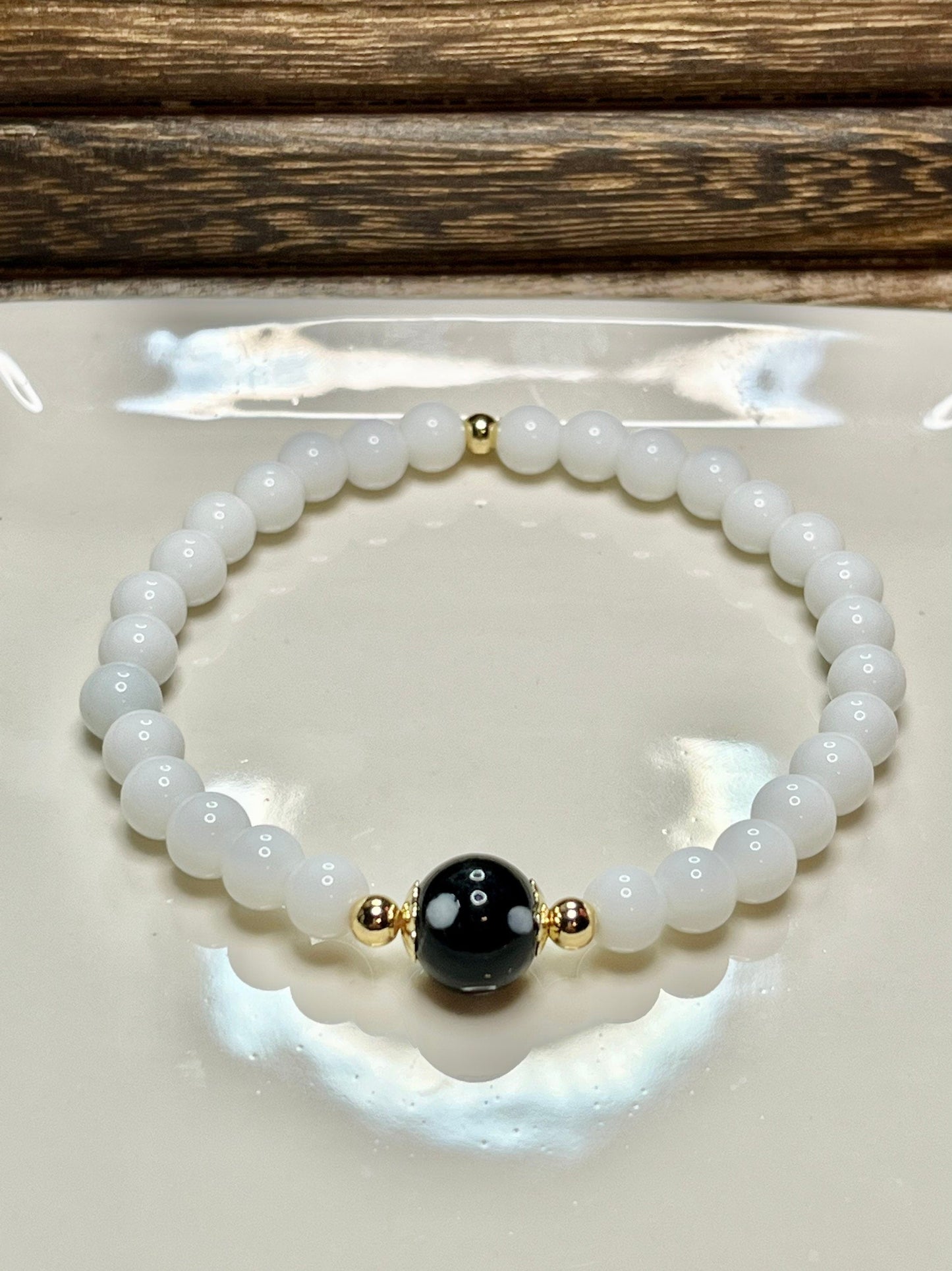 White Tridacna Shell Conta di Ojo Stretch Bracelets