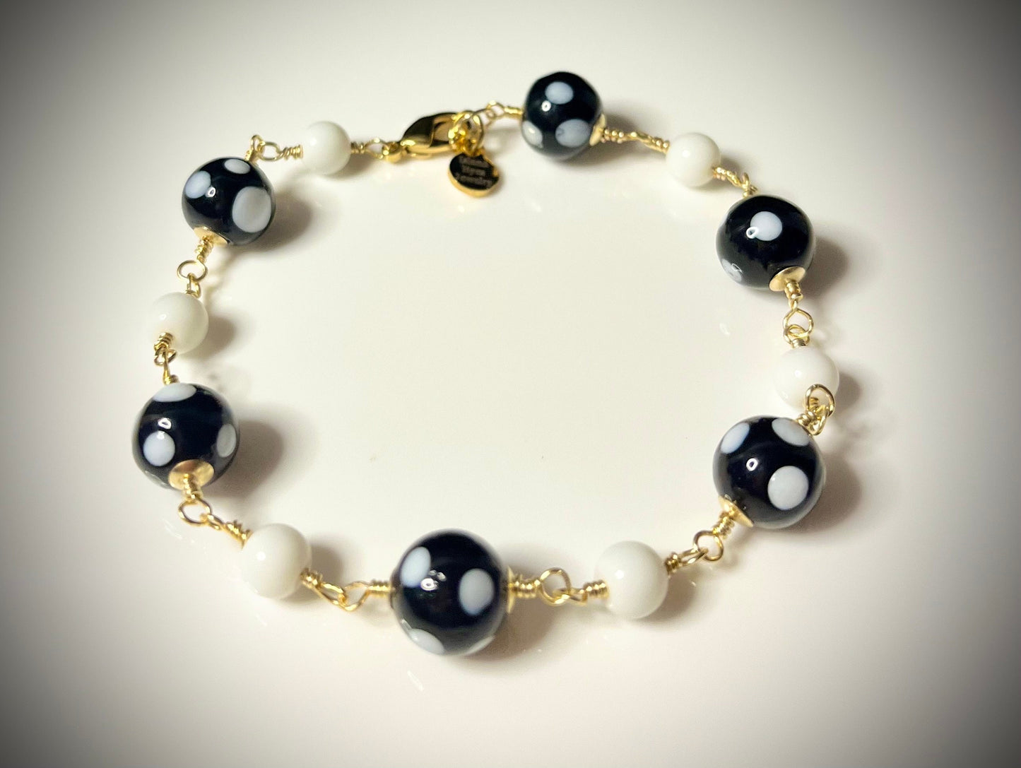 White Tridacna Shell Conta di Ojo Bracelet